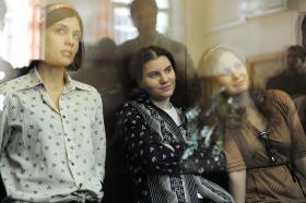 Dwa tygodnie później aresztowane zostały dwie członkinie grupy Nadieżda Tolokonnikowa (z lewej) i Maria Alochina (z prawej). 10 dni później do aresztu trafiła Ekaterina Samucewicz (w środku). Dziewczyny oskarżono o chuligaństwo i obrazę uczuć religijnych.