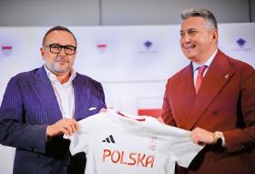 Prezes Zondacrypto Przemysław Kral i szef PKOl Radosław Piesiewicz po podpisaniu umowy sponsorskiej