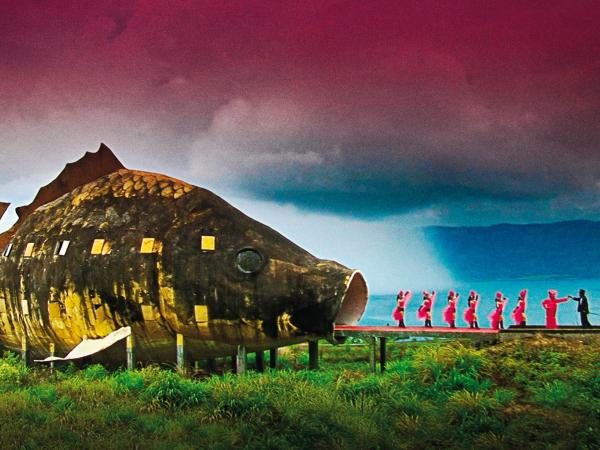 Jedna z inscenizacji, które Openheimer wmontował pomiędzy sceny dokumentalne.