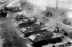 Po gorącym lecie i sierpniu 1980 r. szczególnie ostrą i ciężką wydaje się zima 1981 r. Pierwsze dni po wprowadzeniu stanu wojennego - transportery przed stocznią gdańską (13 - 17 grudnia 1981 r.)