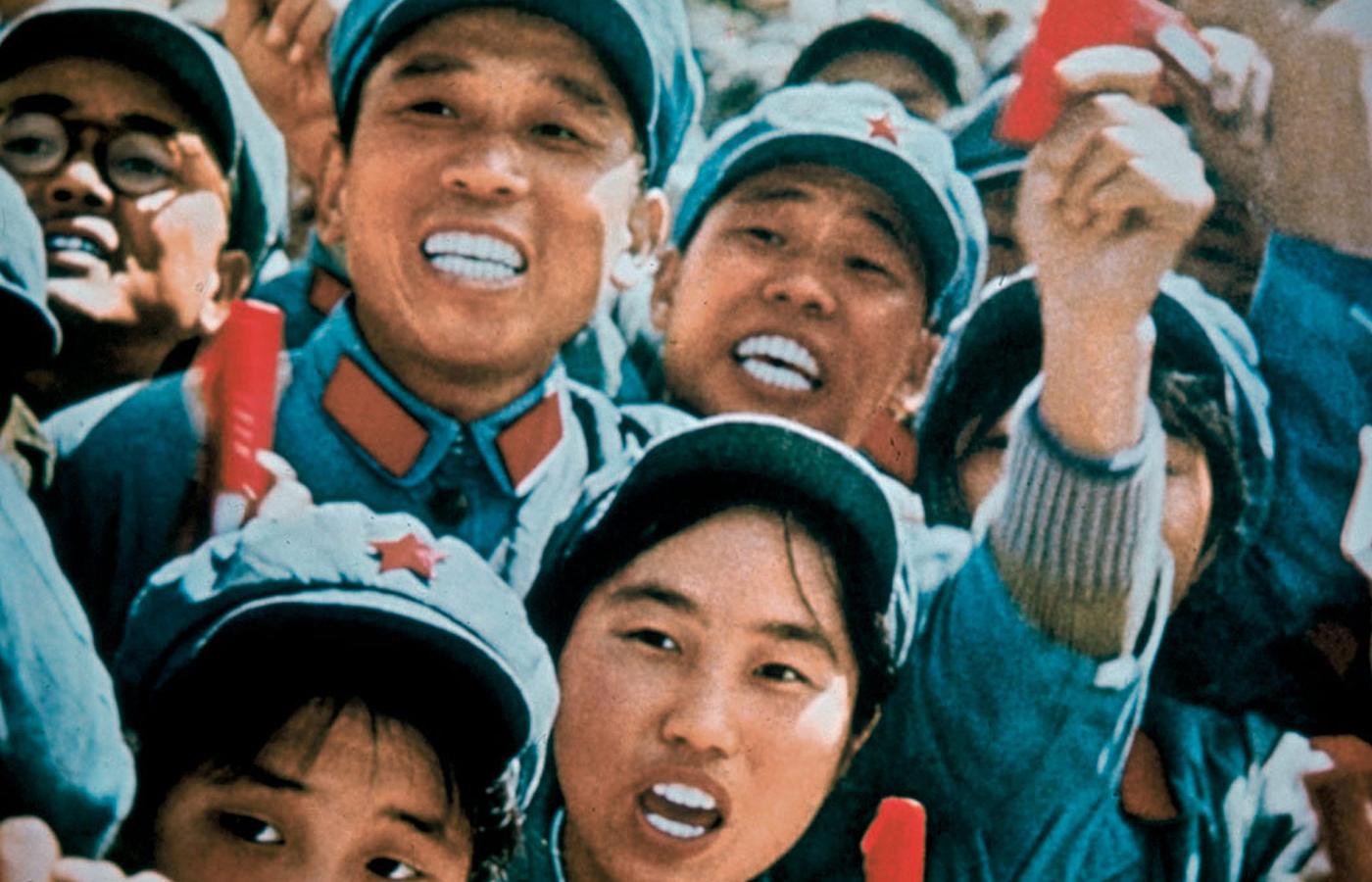Lata rewolucji kulturalnej, chińscy robotnicy na wiecu. W dłoniach – „Małe czerwone książeczki”.