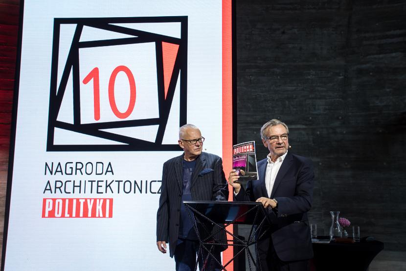Redaktor Jerzy Baczyński prezentuje numer tygodnika, w którym ukaże się artykuł z ogłoszeniem laureatów.