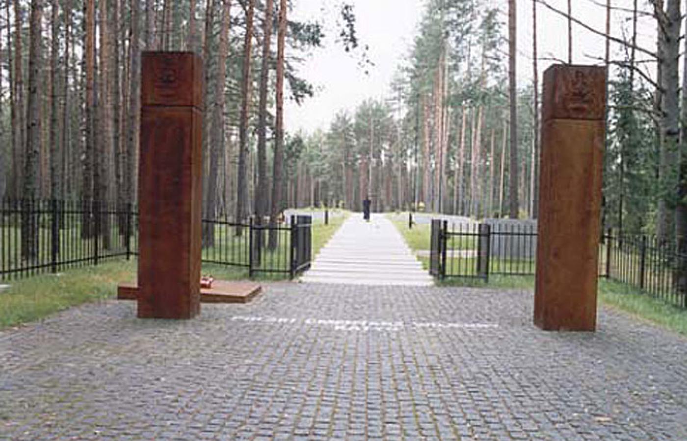 Brama na polski cmentarz w Katyniu