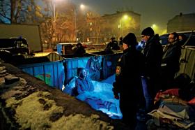 W 2009 r. „na bezdomność” wydano 105,5 mln zł, w 2014 r. – już 222,5 mln zł. Jednak nawet Najwyższa Izba Kontroli potwierdziła w sprawozdaniu z 2014 r., że pieniądze te przeznaczono na „opiekę o charakterze interwencyjnym i doraźnym”.