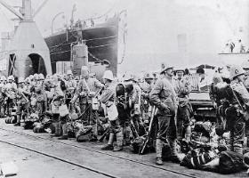 Oddziały brytyjskie przybywają do Kolonii Przylądkowej w czasie drugiej wojny burskiej, 1899 r.