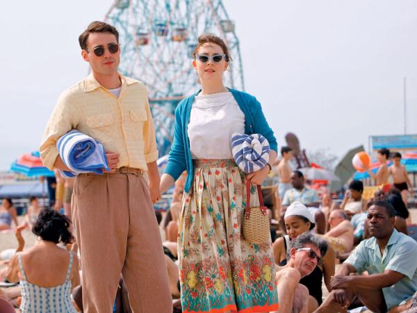 Eilis (Saoirse Ronan) i włoski hydraulik (Emory Cohen)