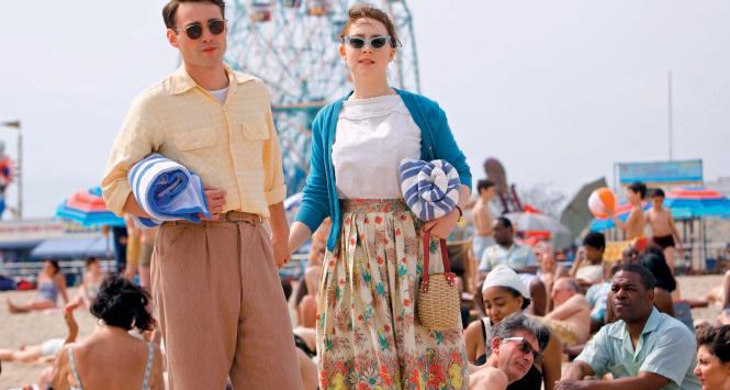 Eilis (Saoirse Ronan) i włoski hydraulik (Emory Cohen)