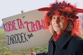 Ewa Dąbrowska-Szulc, feministka, współautorka świni „Polskiej Wielkiej Białej Zwisłouchej”, namalowanej na chodniku podczas akcji zasłaniania Romana.