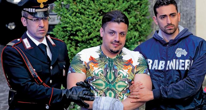 Walter Mallo, jeden z młodocianych mafiosów, w rękach karabinierów, Neapol, maj 2016 r.