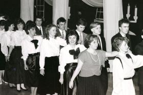 Studniówkowy polonez w I LO w Gdańsku w latach 80.