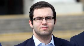 Piotrowi Mazurkowi najwięcej wpływów daje przewodniczenie radzie, rozdającego milionowe granty, Narodowego Instytutu Wolności.