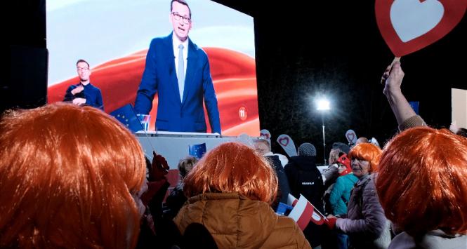 Transmisja debaty pod studiem ATM w Warszawie, scena postawiona przez sztab KO.