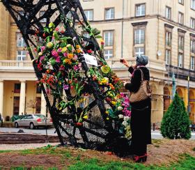 Koszt renowacji – 64 tys. zł. Oczyszczenie konstrukcji i pokrycie jej specjalną antykorozyjną i niepalną powłoką. I wymiana wszystkich kwiatów, prawie 22 tys. sztuk.