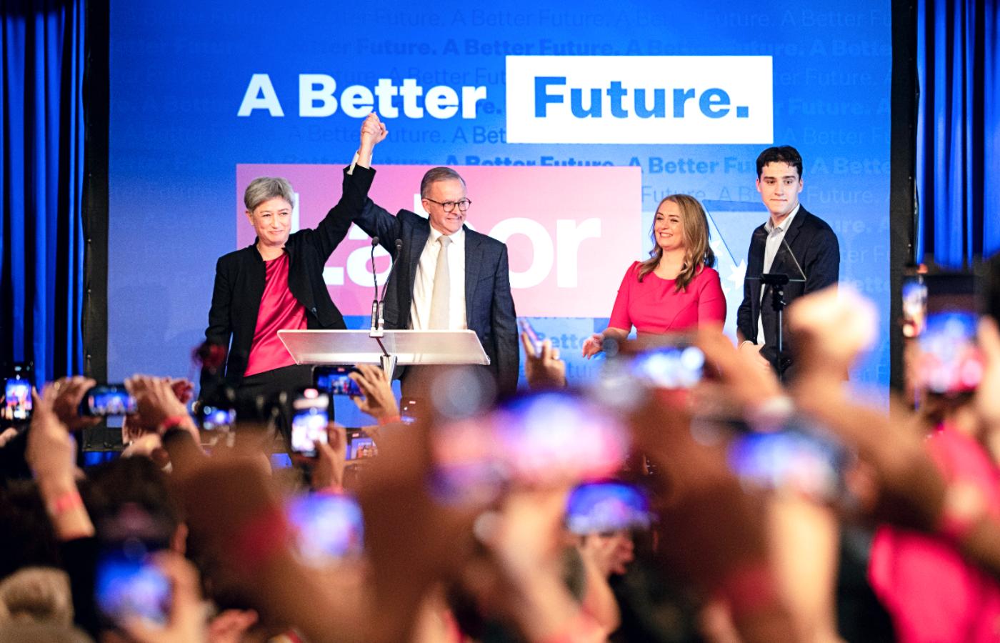 Anthony Albanese świętuje zwycięstwo w australijskich wyborach swojej Partii Pracy. 21 maja 2021 r.