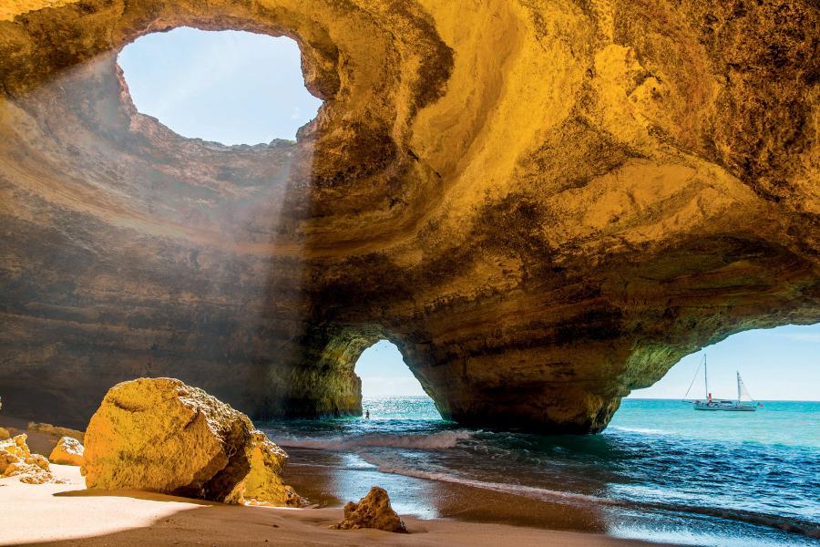 Jaskinia Benagil na południu Portugalii – jedna z wielu wspaniałych grot powstałych w wapiennych klifach opadających do Atlantyku w zachodniej części prowincji Algarve. Wapienie są wdzięcznym materiałem dla abrazji, której produktem mogą być malownicze iglice, kolumny, łuki i oczywiście jaskinie, czasem tak olbrzymie jak ta na zdjęciu.