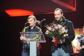 Paszporty POLITYKI 2010 zostały zapamiętane jako bodaj najbardziej upolitycznione ze względu na tyradę Moniki Strzępki i Pawła Demirskiego. Nagrodzeni w kategorii Teatr wygłosili ją w kierunku obecnych na sali prezydenta Komorowskiego, marszałka Grzegorza Schetyny, ministra kultury Bogdana Zdrojewskiego oraz prezydent Warszawy Hanny Gronkiewicz-Waltz:„Nie możemy przyjąć tej nagrody bez powiedzenia paru słów, które może skwaszą atmosferę. Ale one muszą padać zawsze, kiedy w Polsce jest mowa o kulturze” – zaczęła Strzępka. Następnie Demirski zaproponował, by minutą ciszy uczcić stopniowe umieranie projektu „1 procent na kulturę”. I nawiązując do piosenki Wojciecha Młynarskiego „Róbmy swoje”, która otworzyła galę, stwierdził: „Jeśli mamy robić swoje, to prawdopodobnie będziemy robić swoje, ale za swoje bądź sponsorów pieniądze, a nie pieniądze z ministerstw”. „Były wywierane na nas naciski, żebyśmy tej nagrody nie odbierali – podjęła Strzępka. – Naciski wywierali recenzenci, publicyści, że my jako tzw. radykalni artyści powinniśmy mieć odwagę i umieć zdobyć się na gest radykalny, i nie wziąć tych pieniędzy. To dowodzi jakiegoś zasadniczego nieporozumienia sensu naszej działalności: chciałabym przypomnieć, że robimy teatr polityczny, przedmiotem naszej troski jest sfera publiczna. I chcemy być dotowani. I będziemy przyjmować wszystkie nagrody”.Na koniec Strzępka dodała: „Zastanawialiśmy się, czy nie zrobić czegoś spektakularnego, ale niestety BOR zarekwirowało nam kanistry z benzyną i nie możemy się podpalić”.