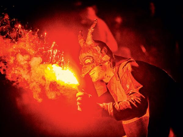 Bieg z ogniem w miasteczku Ferreries na Minorce.