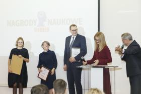 Kategoria nauk społecznych. Od lewej: laureatka nagrody głównej dr Magda Szcześniak, finaliści dr Iwona Boruszkowska, dr Przemysław Gasztold oraz prowadzący uroczystość redaktorzy Agnieszka Krzemińska i Jerzy Baczyński