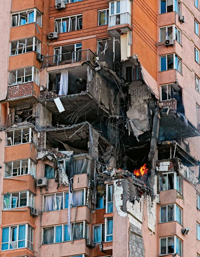 W Kijowie niektóre budynki są mocno uszkodzone.