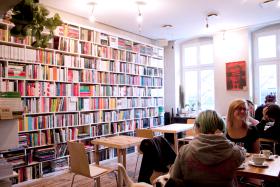 Zemsta, Poznań, ul. Fredry 5/3a1. Dlaczego warto prowadzić księgarnię kameralną?Nie wiemy, co teraz znaczy „niezależność”. Wiemy jednak, że nam chodzi o wolność, równość i solidarność. To credo naszej księgarni. Wzywamy do oporu przeciw władzy i kapitalizmowi, ale też do samoorganizacji. Nasza księgarnia to część ruchu anarchistycznego. W ramach jego struktur próbujemy odpowiadać na wyzysk i niesprawiedliwość społeczną. To właśnie niesie system korporacji. Odpowiedzią na to jest ruch spółdzielczy, organizowanie się w związki zawodowe, budowanie małych stowarzyszeń, kooperatyw, federacji – wspólne działanie zamiast rywalizacji. Zachęcamy do tego innych, bo wzięcie losu we własne ręce jest zawsze lepsze niż czekanie na zbawienie.2. Skąd pomysł na taką, a nie inną nazwę księgarni?Nazwa została wyłoniona w konkursie – ankiecie, ogłoszonym na łamach portalu www.rozbrat.org – to zbiorcza strona ruchu anarchistycznego w Poznaniu. Propozycji było kilka, jedne zabawne, inne bardziej poważne. Wola ludzi była jednak taka, by lokal nazwać ZEMSTA. Tak też zostało. Naszym zdaniem atutem tej nazwy jest jej wieloznaczność. Mieścimy się przy ulicy Aleksandra Fredry, zatem tytuł jego popularnej komedii wydawał się oczywisty, z drugiej zaś strony słowo „zemsta” kojarzy się prowokacyjnie z naszą anarchistyczną działalnością czy ogólnie z reakcją na niesprawiedliwość. Nazwa daje nam wiele anegdotek. Sami nią gramy, wstawiając w konteksty. Przykładowo: kiedy nacjonalistyczna bojówka zaatakowała nasz lokal i wybiła szyby, zrobiliśmy plakat z wybitą szybą w kształcie orzełka w koronie i napisem „Zemsta łączy Polaków”. Każdy interpretuje to na swój sposób i ta otwartość jest dla nas bardzo ważna.