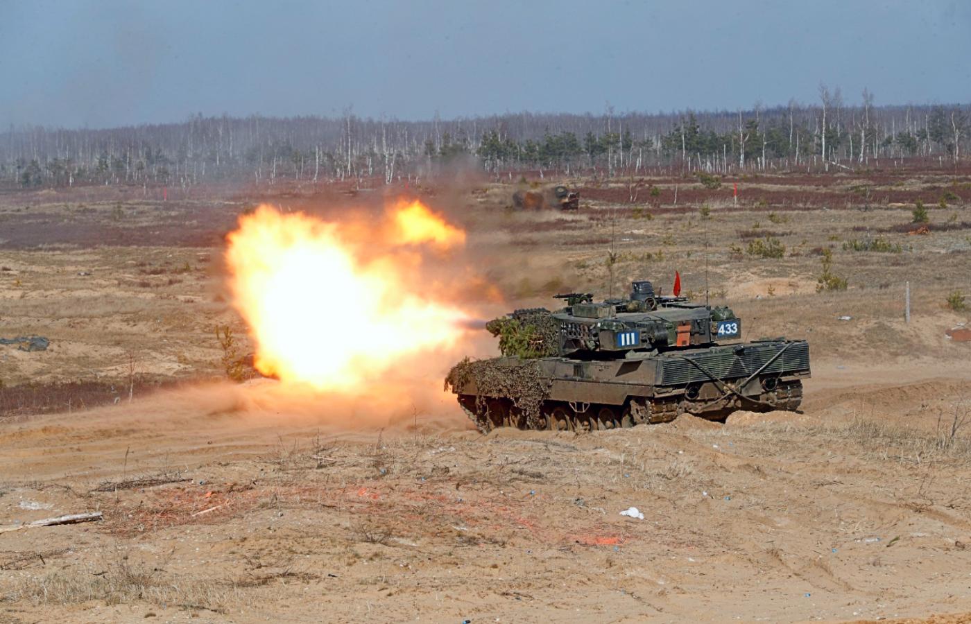 Czołg Leopard 2 podczas ćwiczeń na Łotwie w marcu 2021 r.