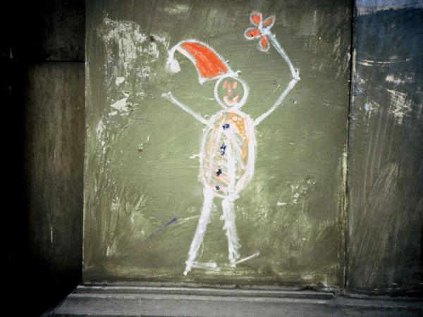 Słynny krasnal Pomarańczowej Alternatywy namalowany na warszawskim pl. Konstytucji.