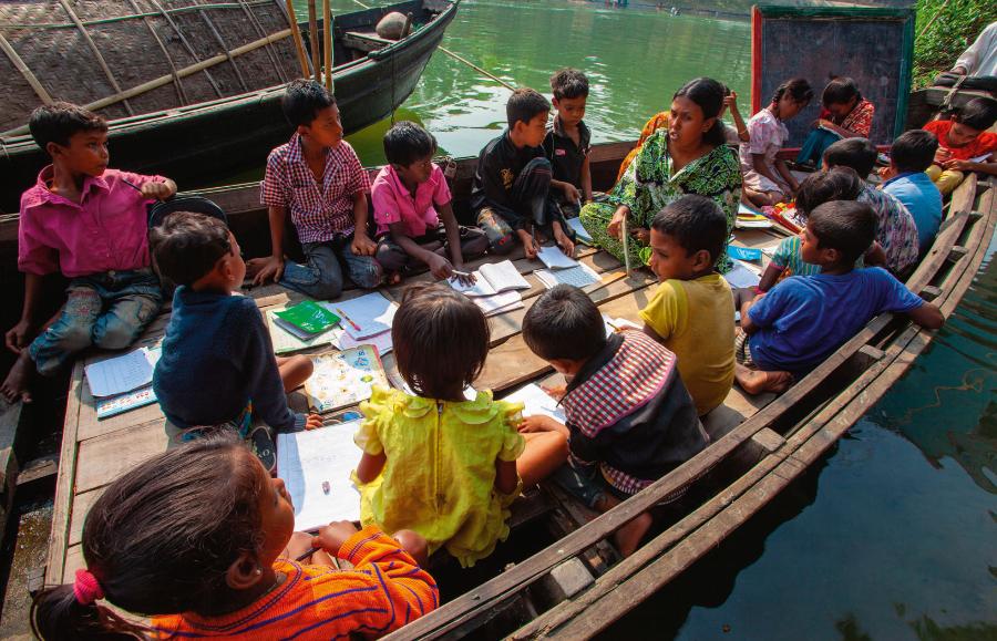 Bangladesz. Pływające nauczanie zostało przygotowane przez organizację typu non profit. Dzieci uczą się tak podczas powodzi. Kiedy sytuacja się stabilizuje, łodzie służą jako transport do szkoły.