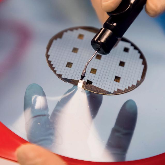 Elementy elektroniczne na półprzewodnikowym waflu przed jego pocięciem.