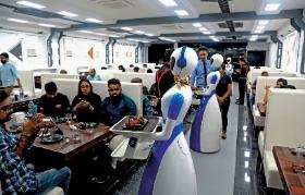 Hinduska restauracja z robotami w roli kelnerów.
