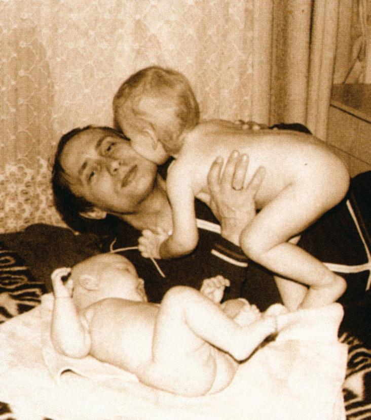 Z córkami Maszą (ur. w 1985 r.) i Katią (ur. w 1986 r.).