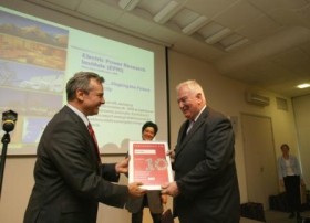 Pan Marek Samotyj - Dyrektor techniczny EPRI odbiera podziękowania od red. Baczyńskiego.