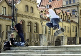 DESKOROLKA pojawiała się u nas raczej nieśmiało w latach 80. (przywożona przez marynarzy), by z czasem stać się częścią miejskiej subkultury. Schody pod zamkiem w Szczecinie, 2003 r.