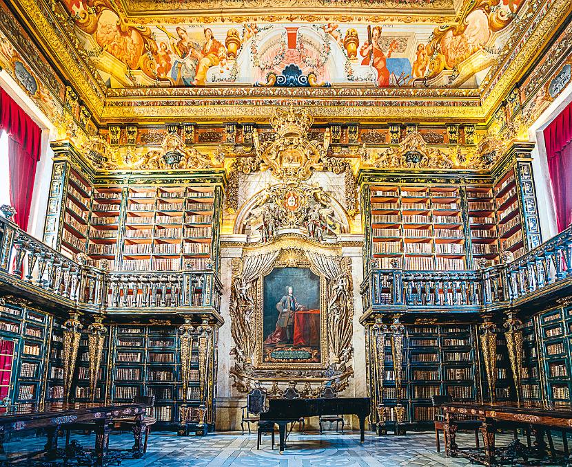 W barokowej bibliotece na uniwersytecie w Coimbrze kryje się około 250 tys. bezcennych ksiąg z XVI, XVII i XVIII wieku.