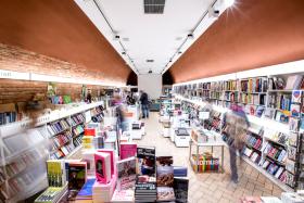 Bookarest, Poznań, Półwiejska 421. Dlaczego warto prowadzić księgarnię kameralną?Księgarnia niezależna jest odbiciem i projekcją jej właściciela oraz osób współpracujących. Nie zależy od organów korporacyjnych właścicielskich, organów kontrolnych, nie podlega naciskom ekonomicznym i innym ze strony wydawców i dystrybutorów. To pozwala właścicielowi realizować swój pomysł na ofertę i „opakowanie” jej, czyli wygląd, klimat księgarni oraz inne wartości dodane do oferty. Takie księgarnie warto tworzyć, by mieć z tego ogromną satysfakcję, by zaspokajać wysublimowane poszukiwania klientów, by tworzyć miejsca szczególne, wykraczające poza schematy sieci, by spotykać się z niesamowitymi ludźmi, by móc dla tych ludzi mieć dobry czas, uśmiech.2. Skąd pomysł na taką, a nie inną nazwę księgarni?Nazwa stanowi o esencji tego, czym dana księgarnia jest i co ją wyróżnia. Bookarest to:– Book and rest (książka i wypoczynek, u nas można kupić książkę, ale również kupić wypoczynek, złapać inny oddech, odpocząć z książkami w tle)– Book and reszta – na naszą ofertę składają się książki i „reszta”– Book areszt (areszt dla książek)– Bukareszt – miasto, z którego pochodziło kilku ważnych dla mnie filozofów europejskich. — Piotr Ślężak.