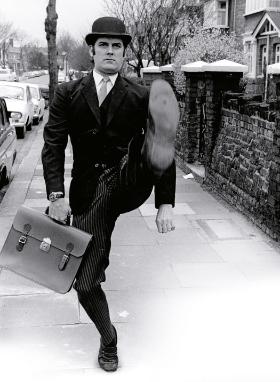 Kadr ze skeczu Monty Pythona „Ministerstwo głupich kroków”.