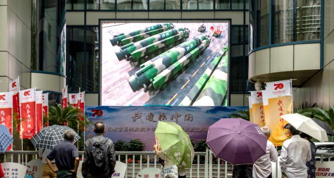 Pojazdy z rakietami ICBM przejeżdżają przez plac Tiananmen podczas parady z okazji 70-lecia powstania Chińskiej Republiki Ludowej. Pekin, 1 października 2019 r.