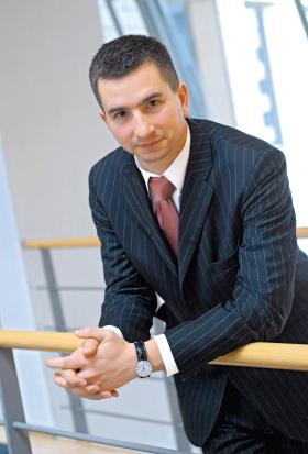 Młody, zdolny, bez politycznych ambicji? Realizujący testament poprzednika? W Ministerstwie Finansów mają na ten temat inne zdanie.