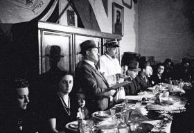 Naczelny Rabin LWP Dawid Kahane podczas obchodów żydowskiego święta Pesach, 1947 r.