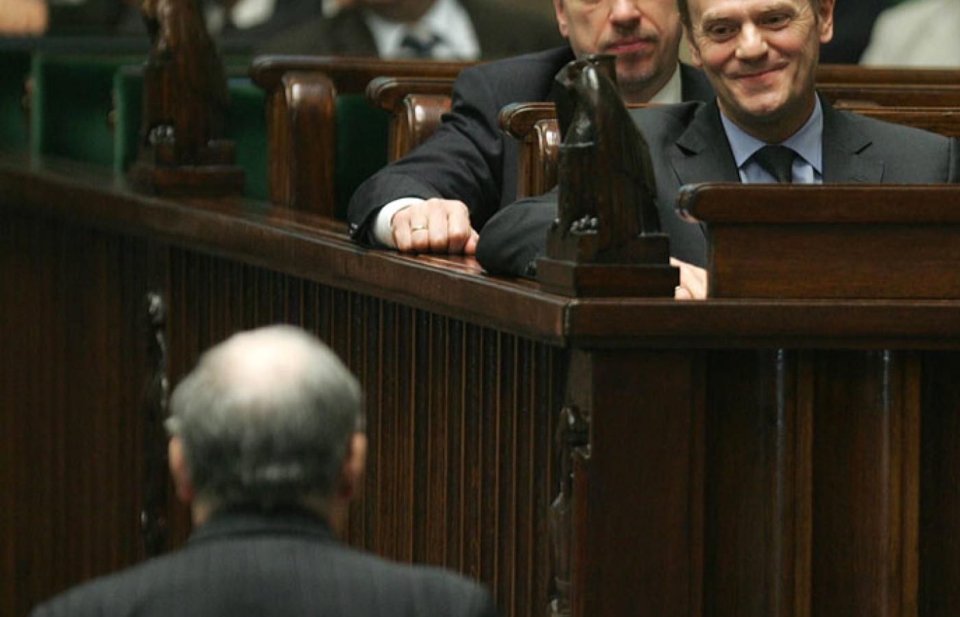 Jarosław Kaczyński (tyłem) i Donald Tusk w Sejmie