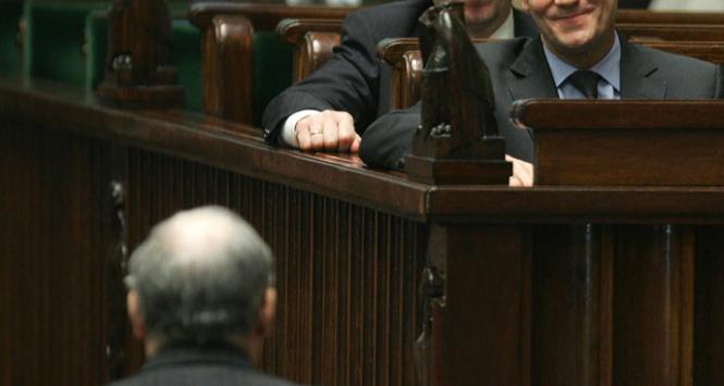 Jarosław Kaczyński (tyłem) i Donald Tusk w Sejmie