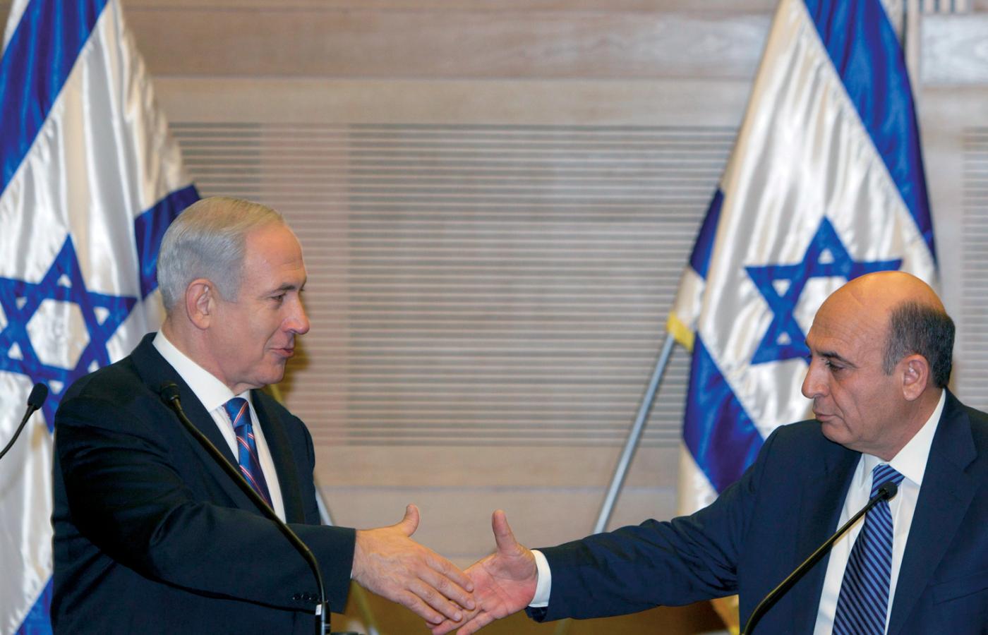 Premier Beniamin Netanjahu (z lewej) zawarł porozumienie z szefem Kadimy Szaulem Mofazem. Koalicja rządowa wzbogaciła się o 28 głosów poselskich.