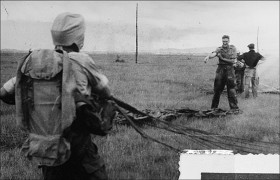 Także USA wykorzystało Hmongów - w czasie wojny wietnamskiej. Największym sukcesem partyzantów z plemienia była akcja Kou Kiet.  Zaskoczeni Wietnamczycy musieli wycofać się na jakiś czas z Laosu. Nie zmieniło to losów wojny, a Królestwo upadło w 1975.