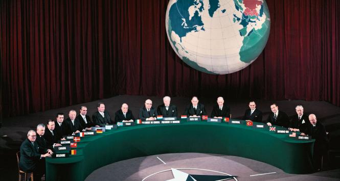 Przywódcy państw NATO na konferencji w Paryżu w grudniu 1957 r.