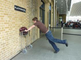 W Londynie na stacji King’s Cross stworzono peron 9 i ¾. Upamiętnia on scenę z filmu „Harry Potter i Kamień Filozoficzny”, w której Harry z Ronem próbują przedostać się do magicznego świata. Z początku nie udaje im się to, a wózek z książkami, który prowadzą, odbija się od ściany. W rzeczywistości scena ta była kręcona na Platformie 4, jednak w podzięce za rozsławienie stacji King’s Cross władze dworca stworzyły specjalne miejsce dla miłośników magii.