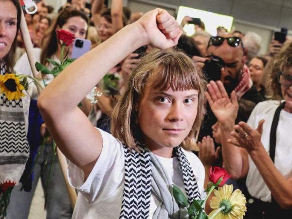 Szwedzka aktywistka Greta Thunberg, która była członkiem Globalnej Flotylli Sumud mającej na celu dostarczenie pomocy do Strefy Gazy i została zatrzymana przez Izrael, po przybyciu na międzynarodowe lotnisko Eleftherios Venizelos w Atenach. Grecja, 6 października 2025 r.
