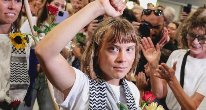 Szwedzka aktywistka Greta Thunberg, która była członkiem Globalnej Flotylli Sumud mającej na celu dostarczenie pomocy do Strefy Gazy i została zatrzymana przez Izrael, po przybyciu na międzynarodowe lotnisko Eleftherios Venizelos w Atenach. Grecja, 6 października 2025 r.