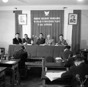 Jeśli ktoś miałby wątpliwości, czym jest zdanie egzaminu maturalnego, wystarczy spojrzeć na hasło za plecami komisji. Pamiętny rok 1953 r., dwa miesiące po śmierci Stalina.