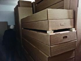 Tekturowe trumny produkowane przez Ryszarda Liebchena.