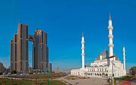 Współczesny Stambuł: Europejskie wieżowce i monumentalny meczet Mimar Sinan Camii, uroczyście otwarty w lipcu 2012 r.,replika XVI-wiecznego meczetu Sulejmana z Edirne