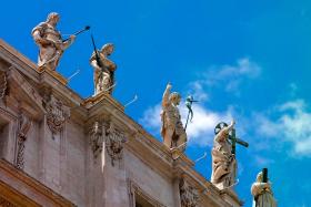 Tu o wszystkim decyduje papież. Nie ma żadnego parlamentu, bo papiestwo nigdy nie uległo oświeceniowym wymysłom dzielenia władzy.